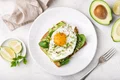 Pâine cu avocadă, spanac și ou FOTO Shutterstock 