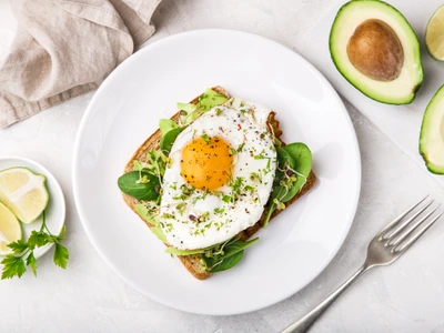 Pâine cu avocadă, spanac și ou FOTO Shutterstock 