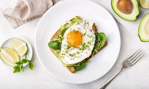 Pâine cu avocadă, spanac și ou FOTO Shutterstock 