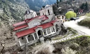 biserica inclinata grecia captura video jpg