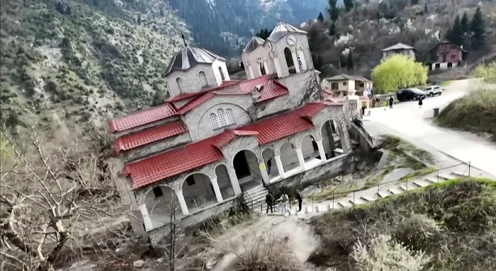 Biserica din Grecia mai înclinată decât Turnul din Pisa / foto: captură video