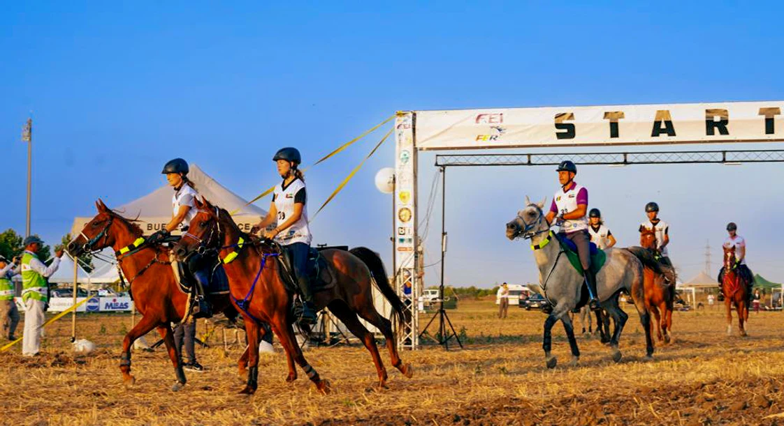 Sportivii și caii lor, în timpul Campionatului Național de Anduranță Ecvestră. Foto Facebook