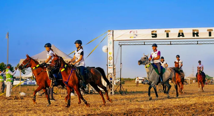 Sportivii și caii lor, în timpul Campionatului Național de Anduranță Ecvestră. Foto Facebook