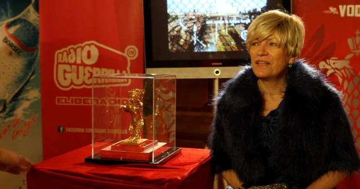 Actriţa Luminiţa Gheorghiu, alături de trofeul obţinut de filmul „Poziţia copilului“ la Berlin FOTO: Adevarul.ro/ Marian Iliescu