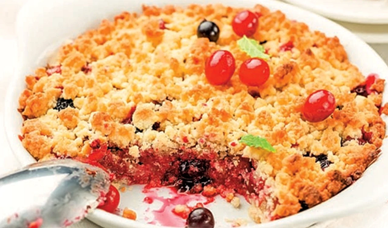 crumble cu fructe de padure jpg