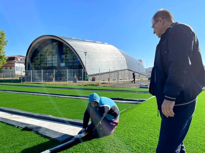 Se lucrează la amenajarea terenului de minifotbal FOTO Facebook/Marius Dulce