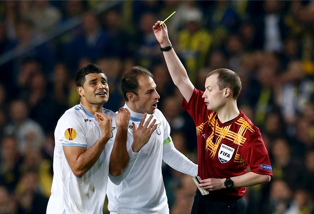 
    Scoţianul Collum a avut de-a face în trecut cu un român, Radu Ştefan, într-un meci al lui Lazio, dar n-a mai arbitrat niciodată naţionala României  