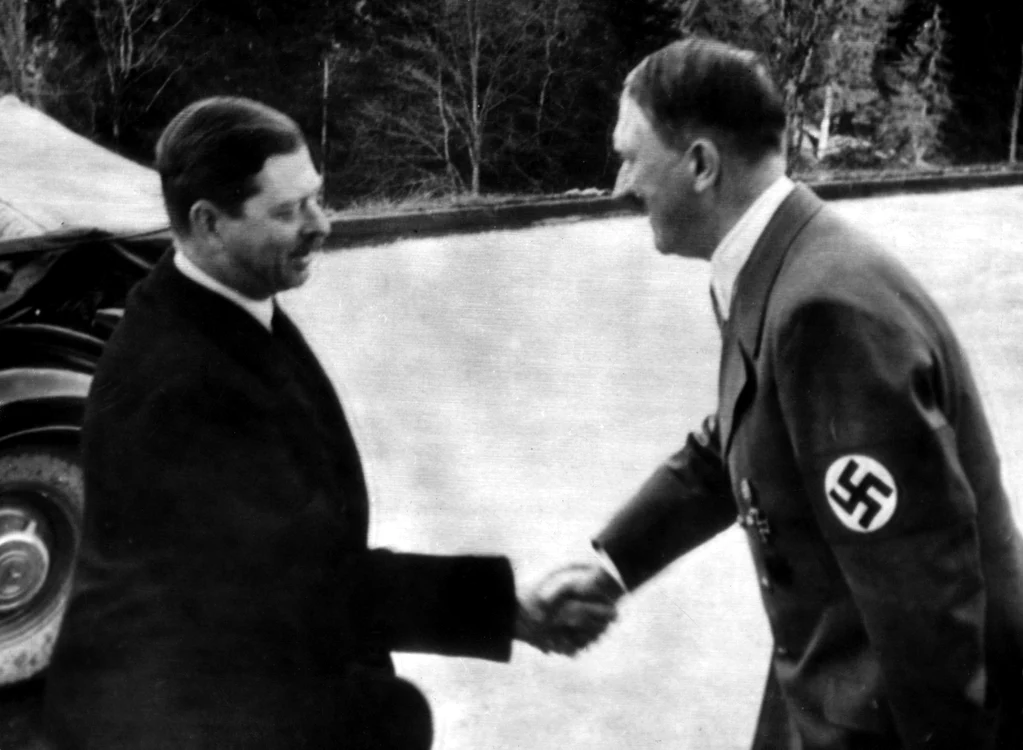 1938: Carol al II-lea, în vizită la Adolf Hitler. FOTO: Profimedia