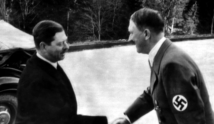 Regele Carol al II-lea, în timpul unei întâlniri cu Adolf Hitler FOTO Profimedia