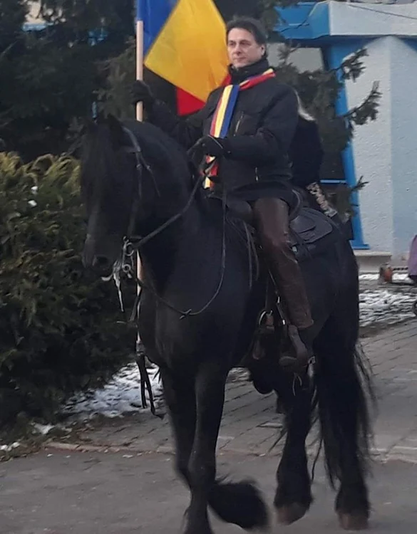 Anul trecut, de 1 Decembrie, Bogdan Stanoievici a defilat călare pe un armăsar negru