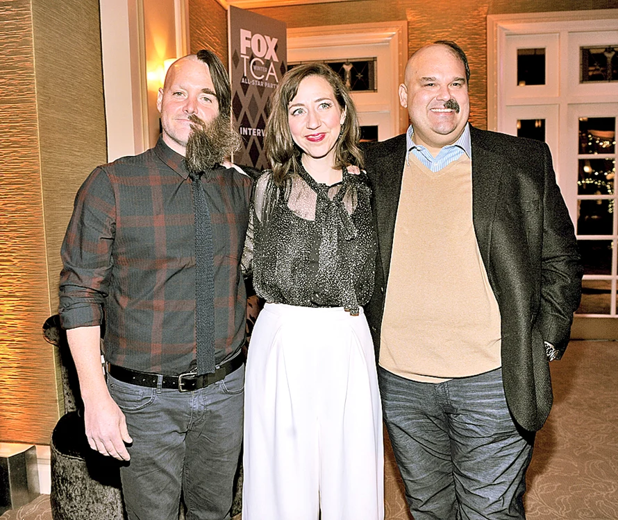 Will Forte (stânga) şi Mel Rodriguez (dreapta) au făcut poze cu toţi colegii de filmări, actriţa Kristen Schaal dând startul