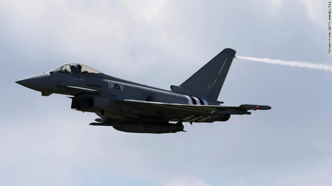 Avionul rusesc de luptă a zburat alături de aeronava americană, la aceeaşi altitudine, s-a depărtat şi apoi a urmărit americanii, înainte de a părăsit zona, spun oficialii. Incidentul a avut loc deasupra Mării Negre, pe 30 mai FOTO CNN
