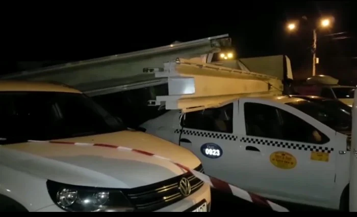 
    Cinci mașini au fost avariate de un panou publicitar prăbușit din cauza vântuluiFoto: captură video  