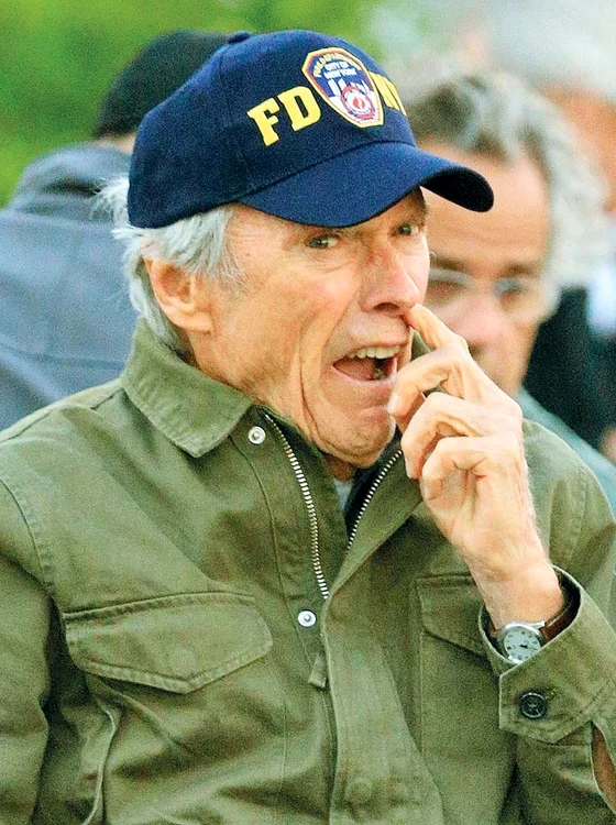 
    Puţini reuşesc să caşte şi să facă  biluţe în acelaşi timp, însă pentru  Eastwood... e floare la ureche Foto: Guliver / Splashnews  