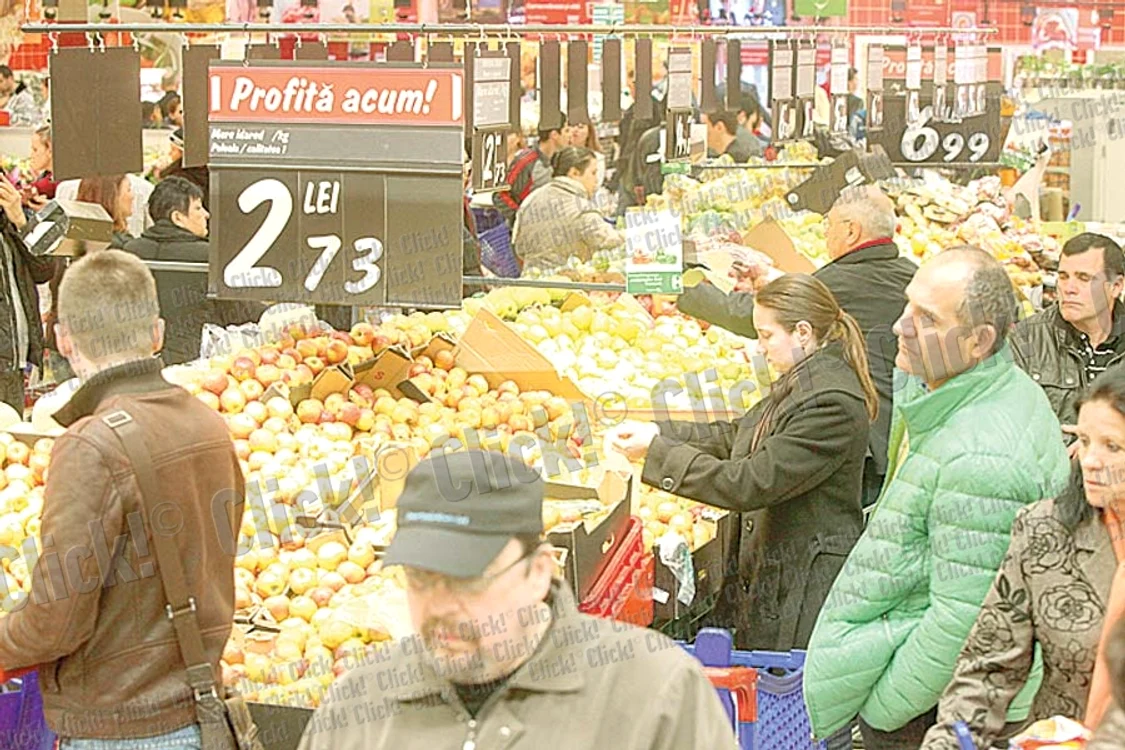Magazinele au fost  luate cu asalt încă  de la orele dimineţii (Fotografii: Sever Gheorghe)