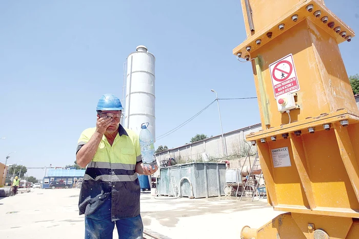 Muncitorii de la suprafaţă beau cel puţin doi litri de apă pe zi, dar folosesc circa 5 litri ca să-şi răcorească faţa şi membrele