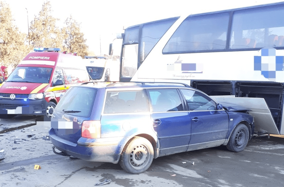 O gravidă şi doi copii, spitalizați în urma unui accident. Două autoturisme şi un autobuz, implicate