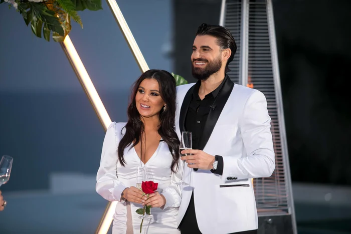 
    Ana Bene a primit ultimul trandafir oferit de Burlacul Andi Constantinfoto: Antena 1  