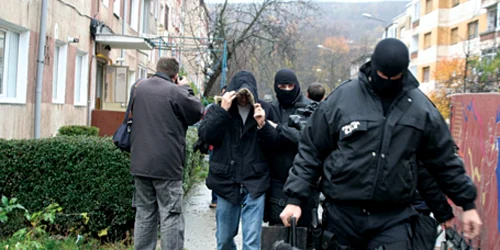 Traficanţii de droguri au fost reţinuţi cu mascaţi şi duşi în arest preventiv