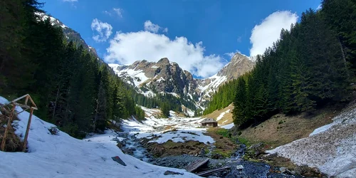 traseu spre varful moldoveanu prin valea rea 01 foto salvamont arges jpg