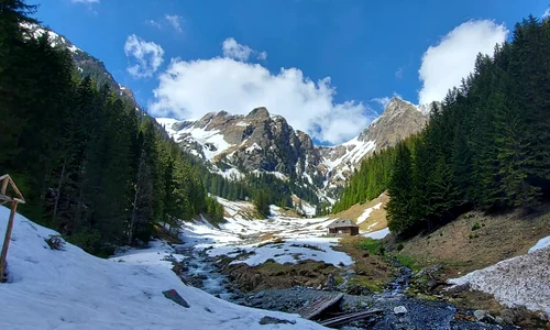 traseu spre varful moldoveanu prin valea rea 01 foto salvamont arges jpg