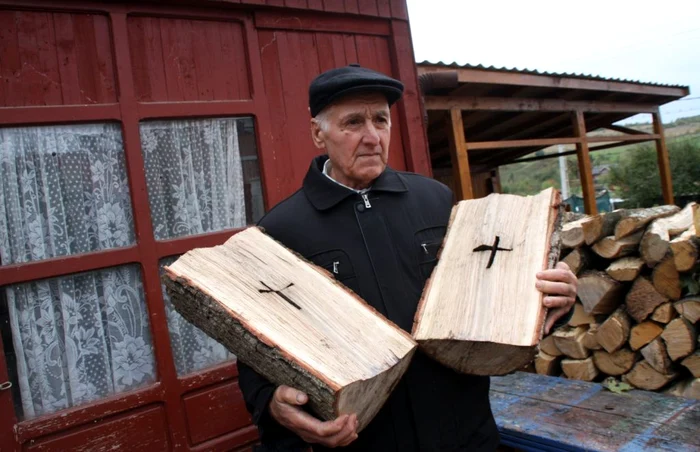 Ioan Măluţan a dat peste cele două cruci chiar de ziua sa, când spărgea lemne pentru foc FOTO: Bianca Sara