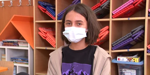 Elevii de clasa a IV-a i-au învăţat pe cei mai mici să utilizeze computerul FOTO Ioan Buciumar