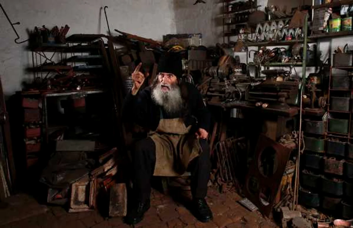 Gheorghe Țimiraș, în atelierul său de lucru FOTO: Răzvan Vasilescu