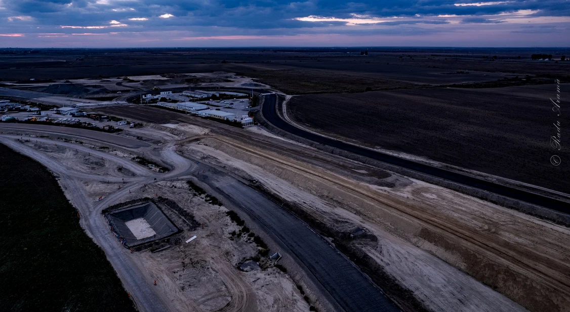 Primul strat de asfalt la drumul de legătură ale podului suspendat peste Dunăre FOTO: Radu Aramă