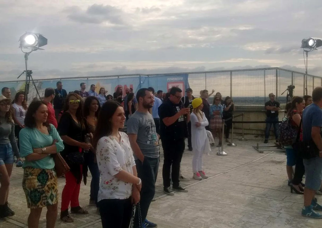 Lucian, impresarul Innei, este alături de aceasta 