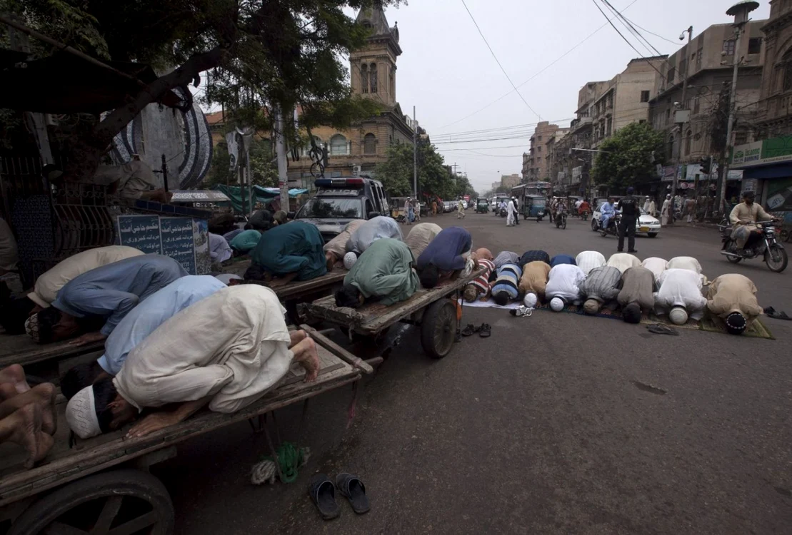 Moment de rugăciune în oraşul pakistanez Karachi FOTO Reuters/imagine din 25 iulie 2014