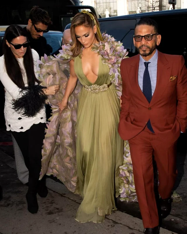 Jennifer Lopez în verde, la Paris, Instagram