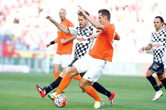 Vettel  în duel  cu Klose