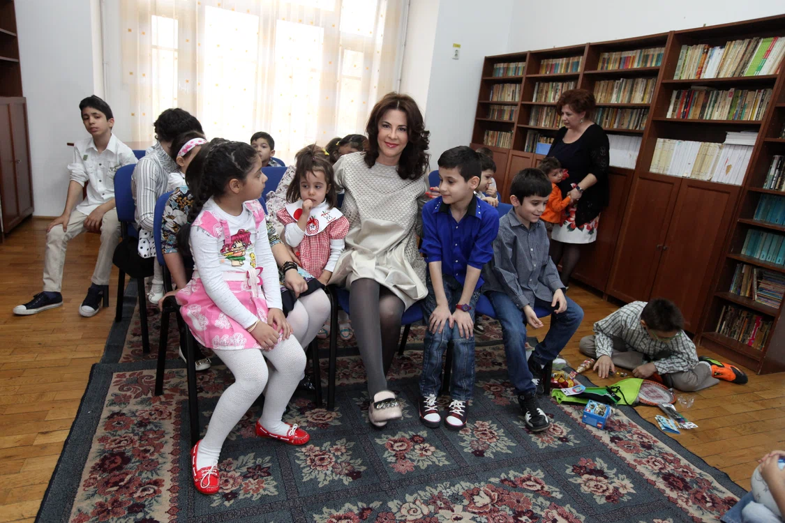 Adina Alberts a oferit rechizite, încălțăminte, dar și dulciuri unor copii nevoiași. Micuții au strigat-o mami