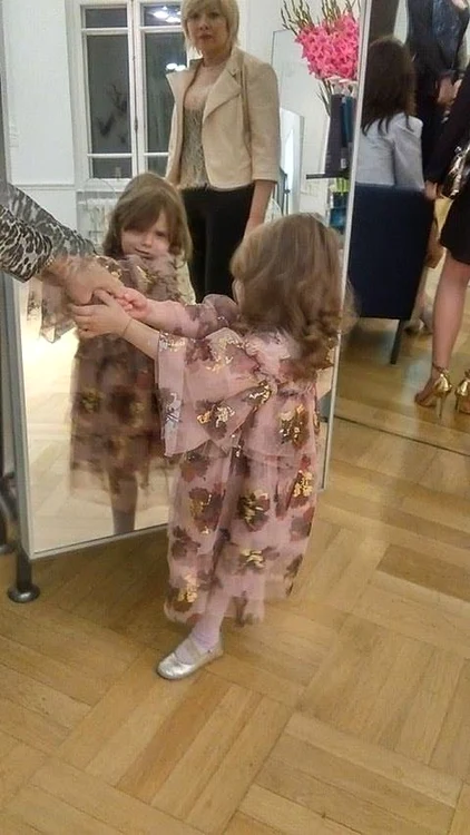 Micuța Isabela este încă de-acum foarte elegantă