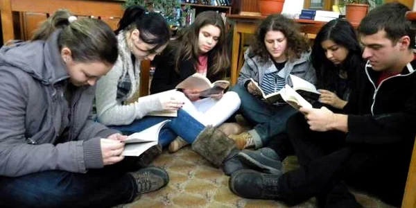 Elevii Colegiului Ferdinand I au ales să citească în recreația mare