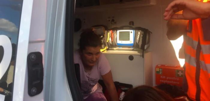 Monica Melencu a refuzat, vineri, să-i însoţească pe jandarmii veniţi să pună în executare un mandat de aducere, femeia fiind transportată, în schimb, la spital FOTO: Ana Popescu