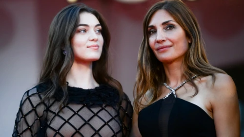 Anamaria Vartolomei (stânga) şi regizoarea Audrey Diwan, care a primit Leul de Aur la Festivalul de la Veneţia pentru filmul „Evenimentul” Foto: Profimedia Images