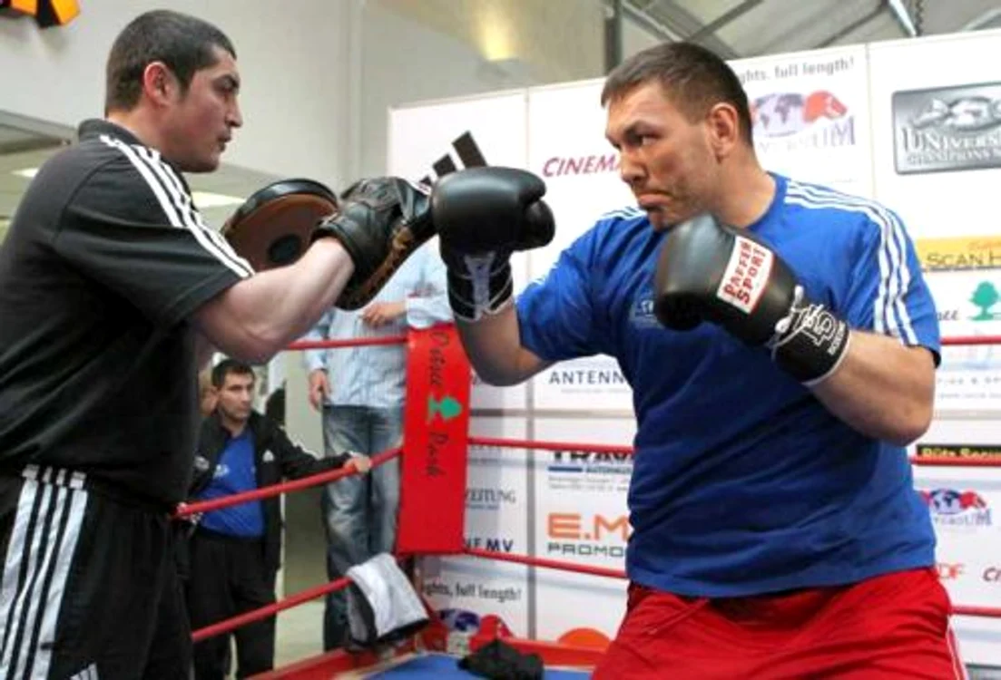 
    Ruslan Chagaev (dreapta) vrea să recucerească centura mondială EPA  