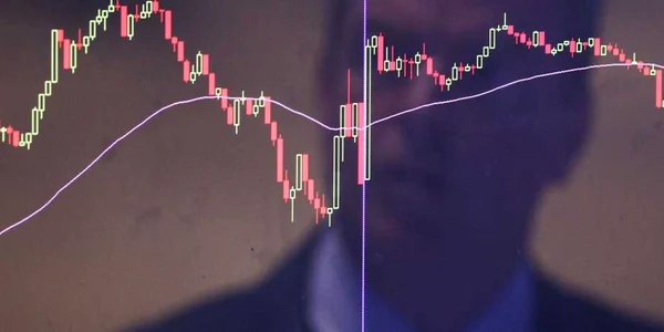 Un trader se reflectă într-un ecran la Bursa din New York (NYSE) în New York Statele Unite FOTO Guliver/GettyImages 