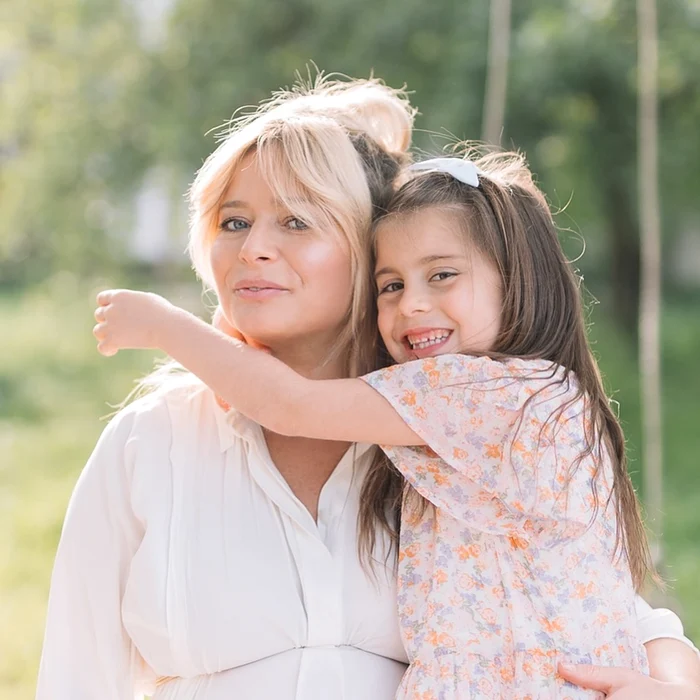 Mezina ei abia are o lună, în schimb fetița ei cea mare, Rita, intră la școală. FOTO: Instagram