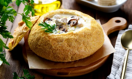 Supa cremoasa de pui cu ciuperci  Sursa foto shutterstock 2532715495 jpg