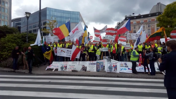 Steagul României şi cel al Republicii Moldova au fost aduse la Bruxelles de transporatori. FOTO: Remus Florescu