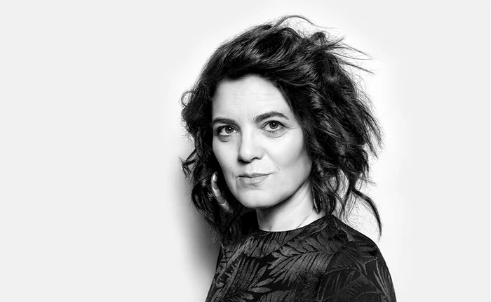 Svetalan C. păstrează câteva globuri fragile din anii ’80, supraviețuitoare mutărilor. FOTO: Arhivă 