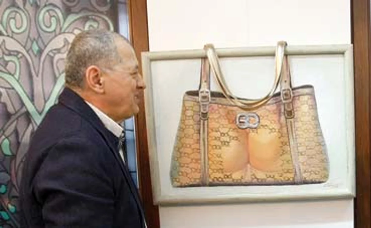 
    Ursulescu s-a arătat  interesat de tabloul  cu fese de femeie  