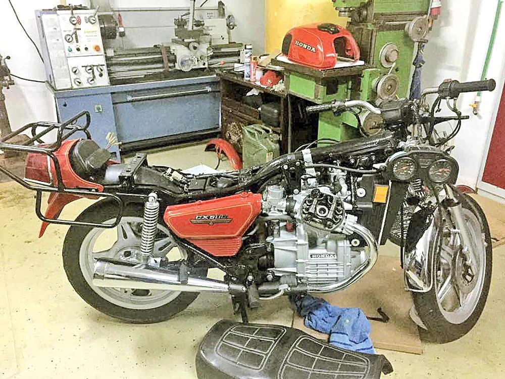 Motocicleta lui Nicu Ceauşescu,  în timpul procesului  de recondiţionare