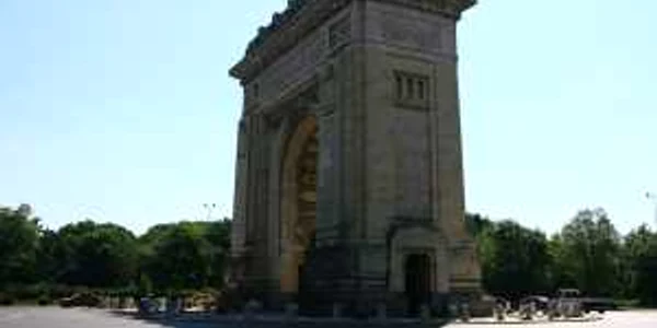 Arcul de Triumf este acoperit de buruieni