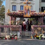 Raclele cu moaștele Sfintei Parascheva și ale Sfântului Pantelimon de la Iași Foto Adevărul DMS