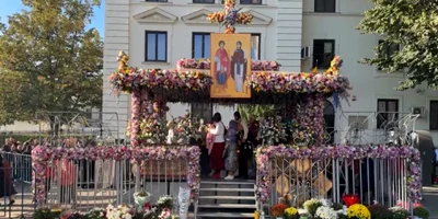 Raclele cu moaștele Sfintei Parascheva și ale Sfântului Pantelimon de la Iași Foto Adevărul DMS