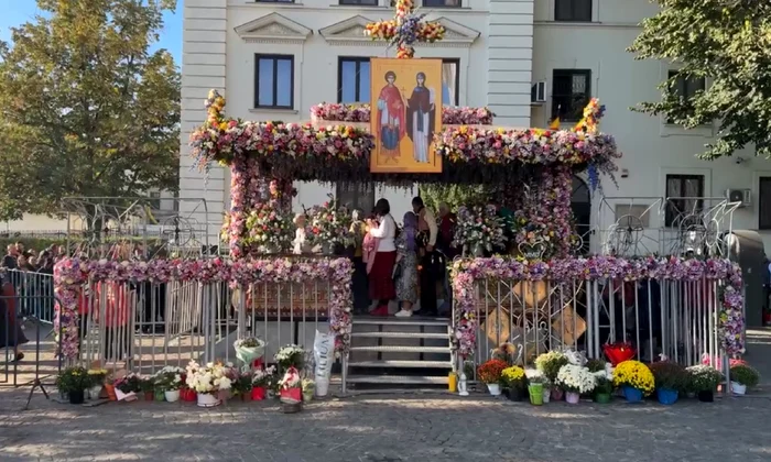 Raclele cu moaștele Sfintei Parascheva și ale Sfântului Pantelimon de la Iași Foto Adevărul DMS